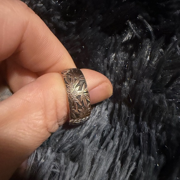 Cannabis Engraved rose gold Ring - Picture 4 of 7